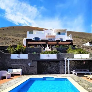 https://villa-oasis-la-asomada.in-canary-islands.com